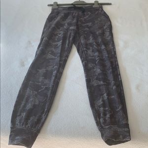 Lulu Lemon Grey Camo pants Sz 2 with side pockets